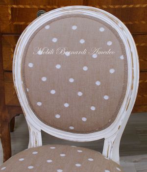 Sedia poltroncina in legno stile classico con finitura molto anticata e consumata tipo shabby